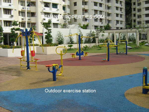 Outdoor gym exercise station