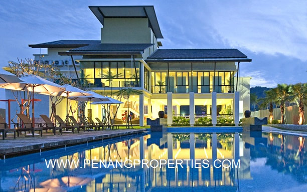 Night view of the clubhouse